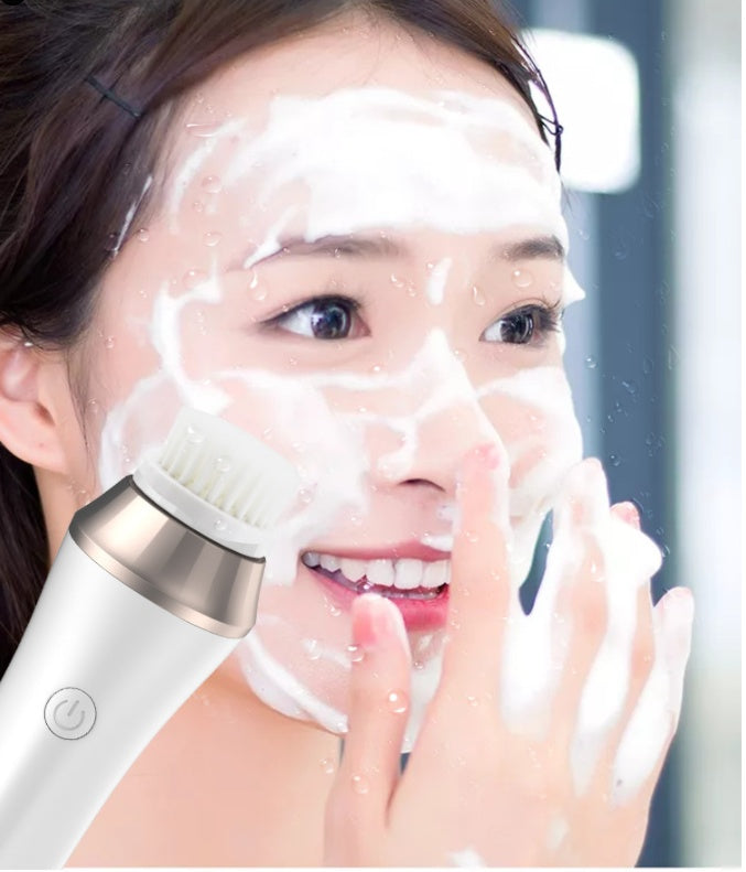 Mini rotating pore cleansing brush for the face, a compact powered cleansing tool